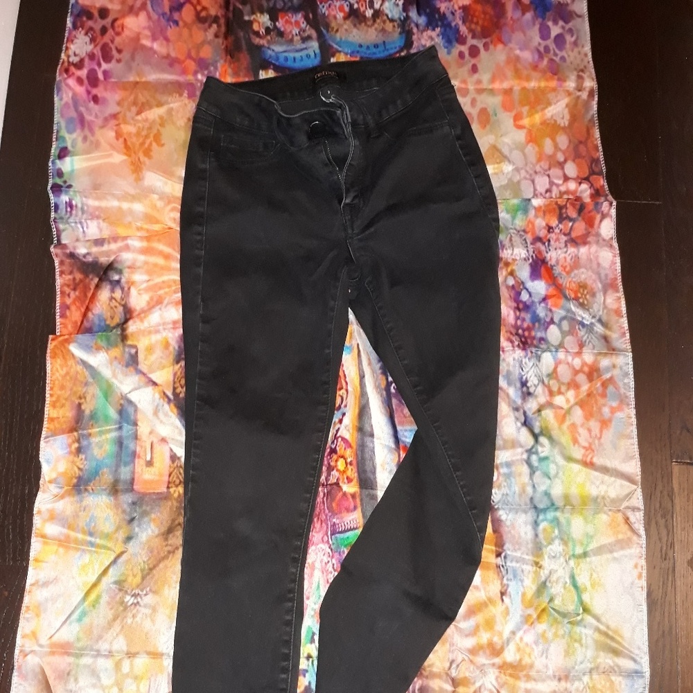 Refuse black Jean's slightly distressed